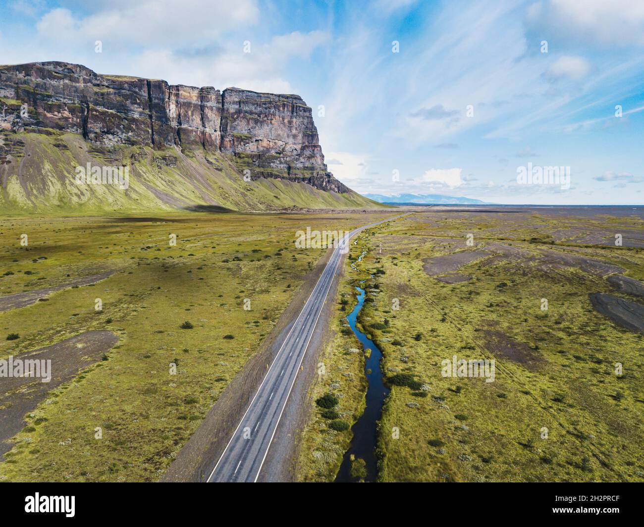 Hermosa carretera en Islandia cerca de un gran acantilado, vista aérea desde arriba, Costa Sur Foto de stock