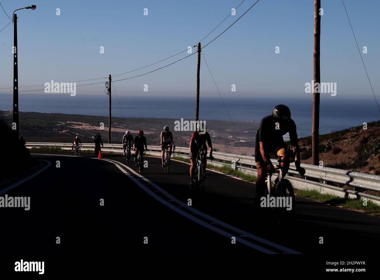 Cesta Uganda interfaz Cascais, Portugal. 23rd Oct, 2021. Los atletas compiten en la bicicleta  durante el IRONMAN Portugal 2021 en Cascais, el 23 de octubre de 2021.  (Imagen de crédito: © Pedro Fiuza/ZUMA Press Wire