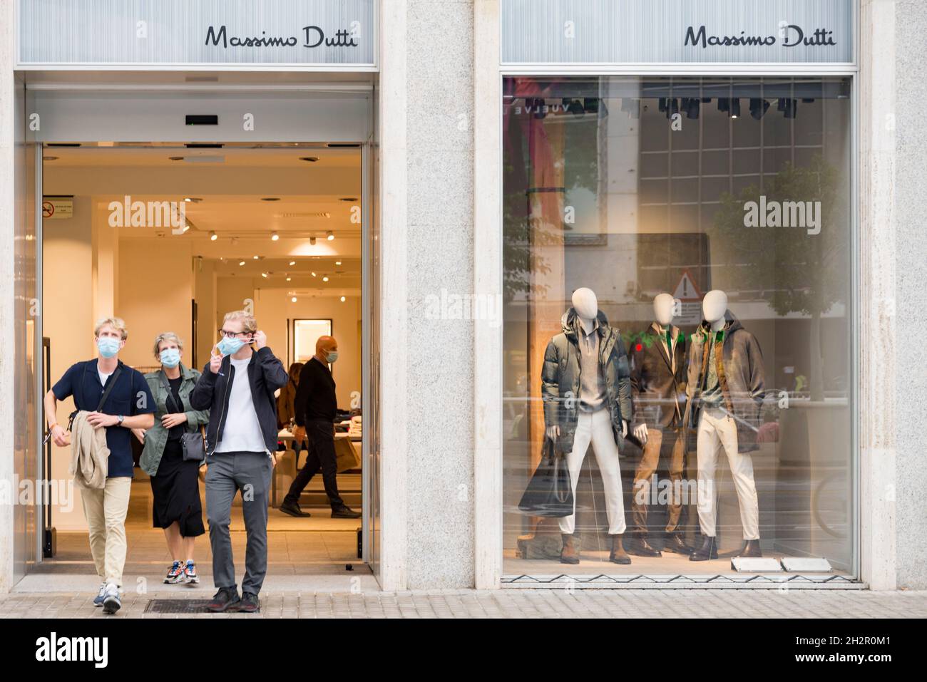La gente sale de la tienda de ropa Massimo Dutti en Valencia. (Foto de  Xisco Navarro / SOPA Images/Sipa USA Fotografía de stock - Alamy