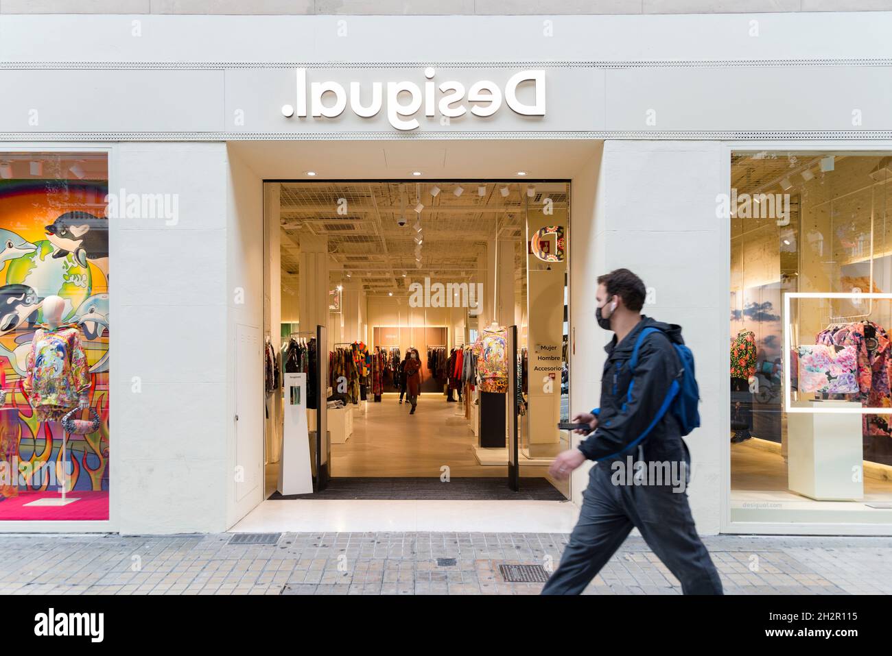 Un hombre pasa delante de la tienda de ropa Desigual en Valencia. (Foto de Xisco Navarro / Images/Sipa Fotografía stock -