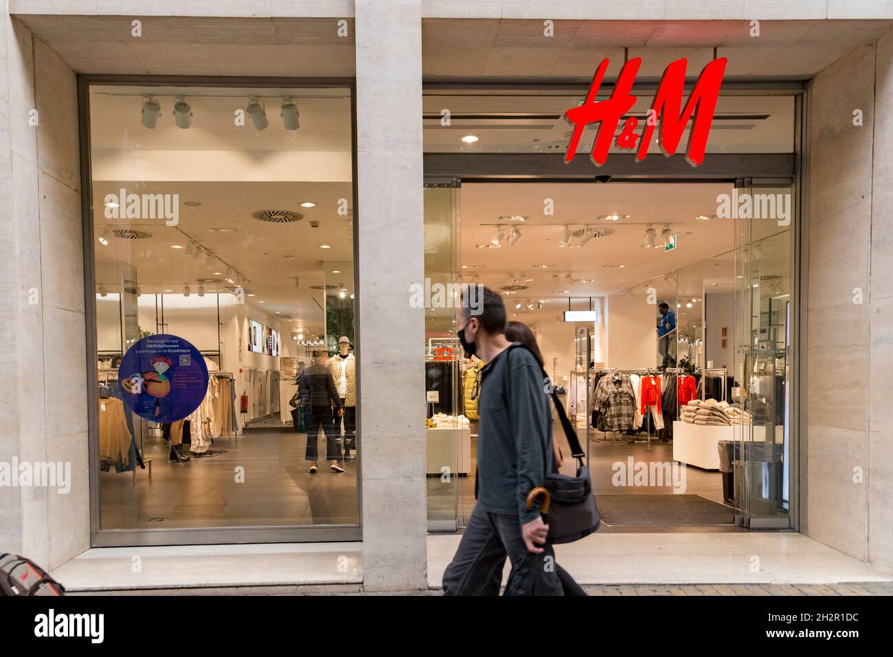 Valencia, España. 22nd Oct, 2021. La gente pasa delante de la tienda de  ropa H&M en Valencia. (Imagen de crédito: © Xisco Navarro Pardo/SOPA Images  via ZUMA Press Wire Fotografía de stock -