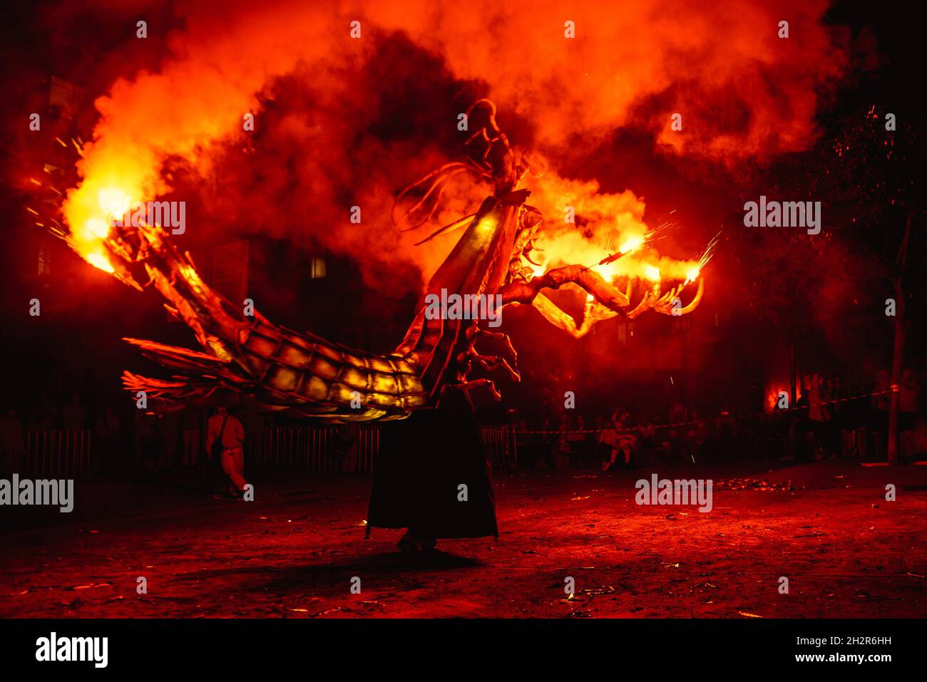 Barcelona, España. 23rd Oct, 2021. 'Gaudiamus', una bestia de fuego de las 'Diables de Cambrils', inicia sus chispas voladoras durante la celebración del 5th aniversario de su compañera 'Atzeries' sin la tradicional participación del público debido a la continua CORONA-19 Medidas Crédito: Matthias Oesterle/Alamy Live News Foto de stock