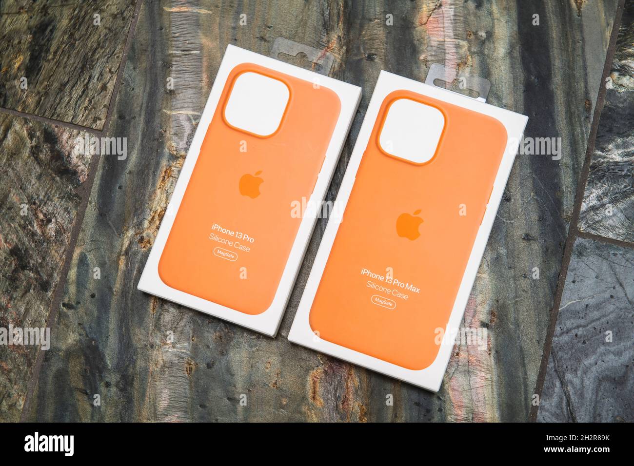 Carcasa iPhone 13 Estilo Textura de Tela Suavecita Naranja