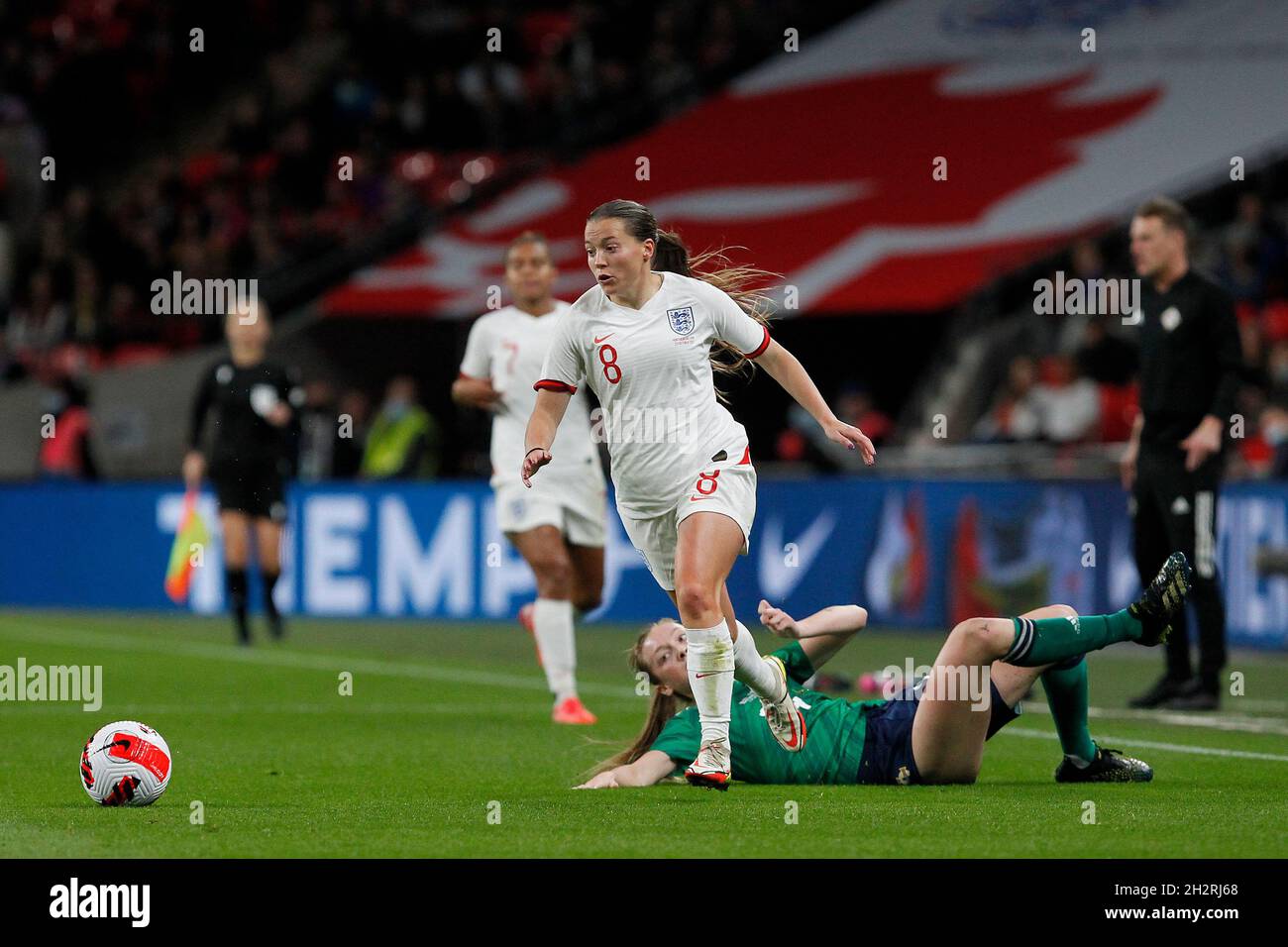 Londres, Reino Unido. 23rd Oct, 2021. Fran Kirby de Inglaterra Women on the  ball durante el partido de clasificación de la Copa Mundial de Mujeres  entre las Mujeres de Inglaterra y las