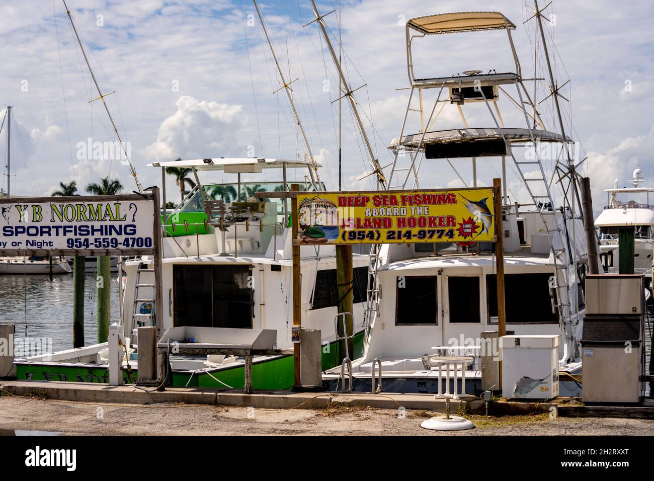fort Lauderdale, FL, EE.UU. - 23 de octubre de 2021: Alquiler de barcos de pesca en alta mar y barcos de pesca deportiva Foto de stock
