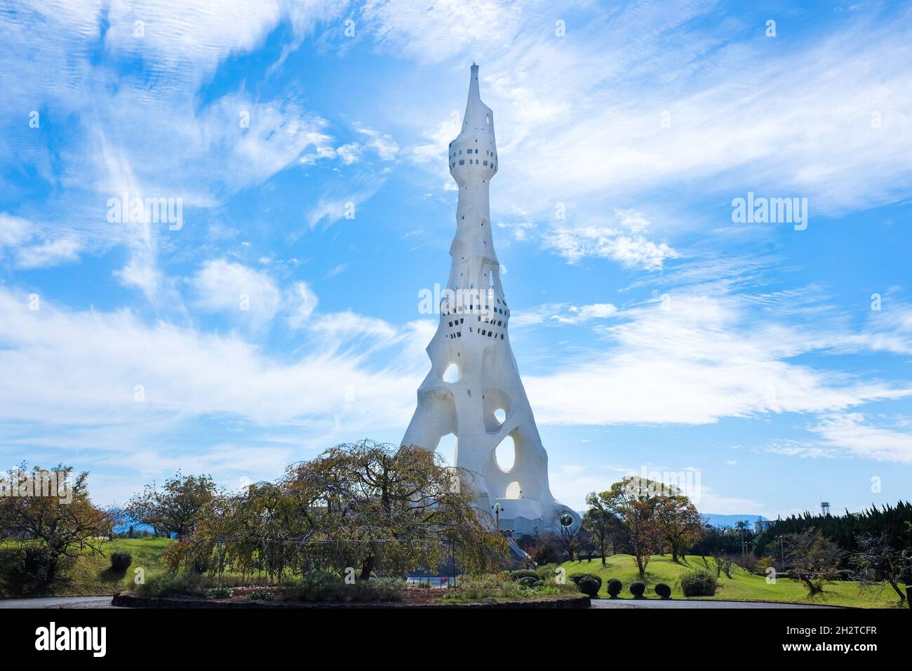 La Gran Torre de la Paz (también conocida como la Torre de la Paz PL) ubicada en la sede de la Iglesia de la Libertad Perfecta en Tondabayashi, Osaka, Japón. Foto de stock