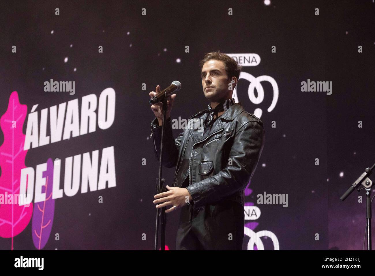Cantante Álvaro de Luna en la Actuación Cadena 100 por ellas 23/10/2021,  Madrid. Crédito: CORDON PRESS/Alamy Live News Fotografía de stock - Alamy
