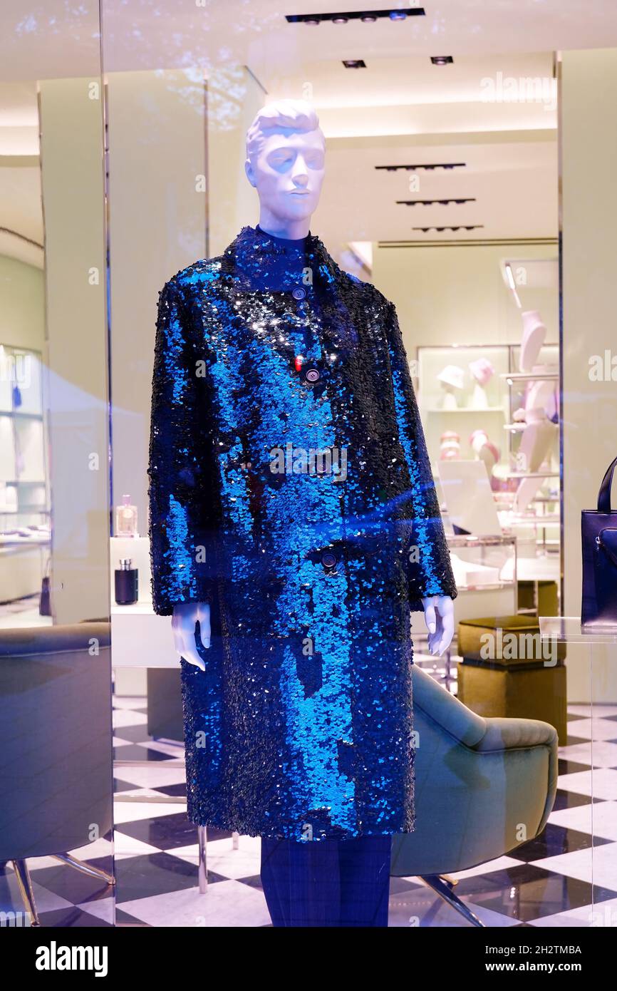 Compre un maniquí con un elegante abrigo de lentejuelas azul en una tienda de moda Prada en Königsallee, en Düsseldorf/Alemania. Foto de stock