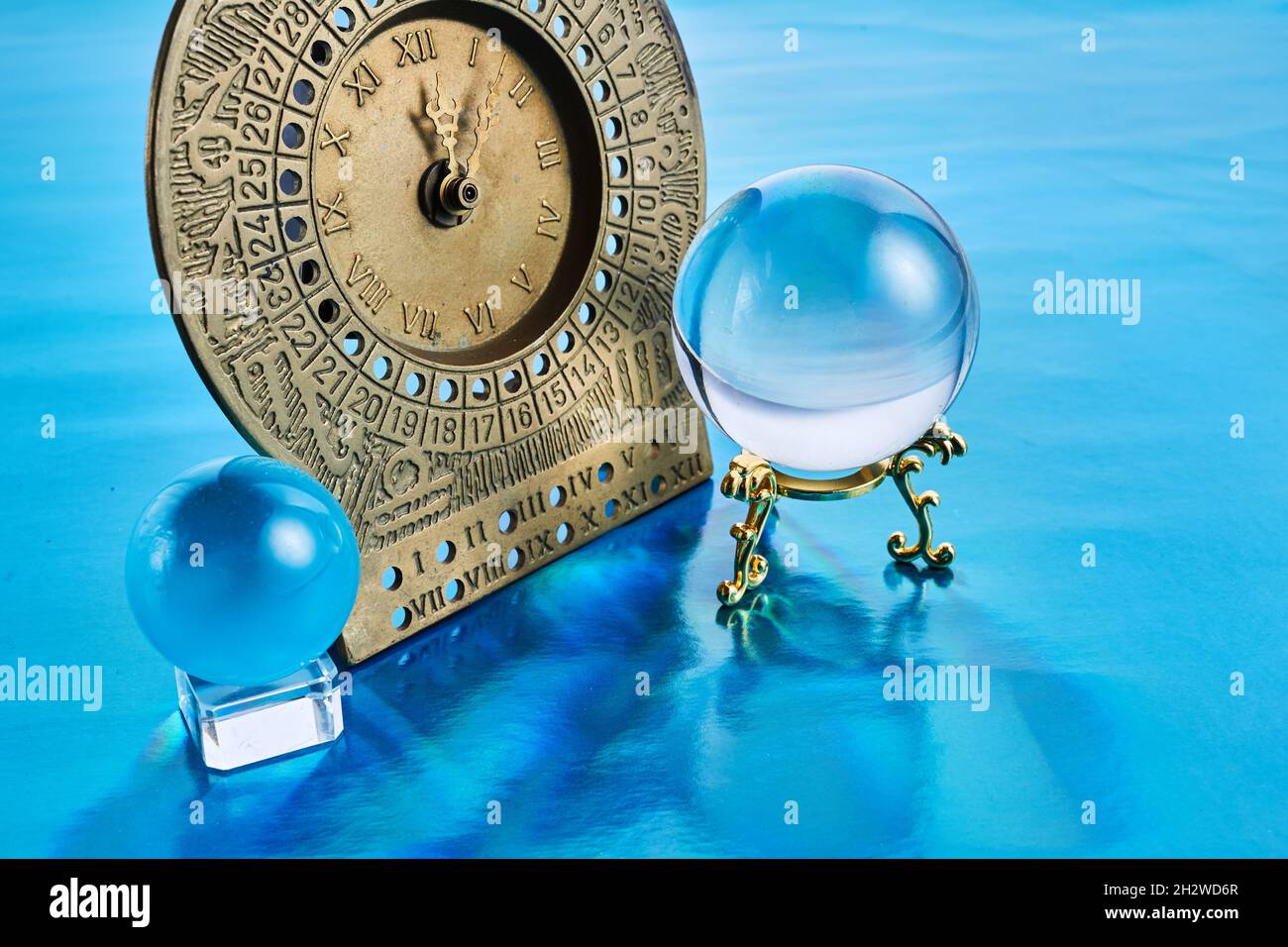 Navidad y Año Nuevo milagros y adivinación, la bola de cristal mágica con reloj  mágico Fotografía de stock - Alamy