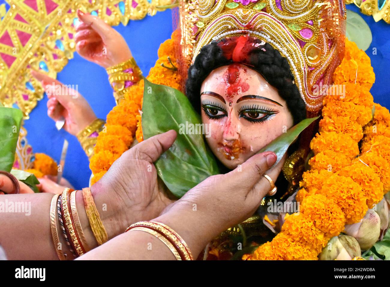 Despedirse de la Diosa Durga , la importante puja de los bengaleses en el día bijoya dashami en