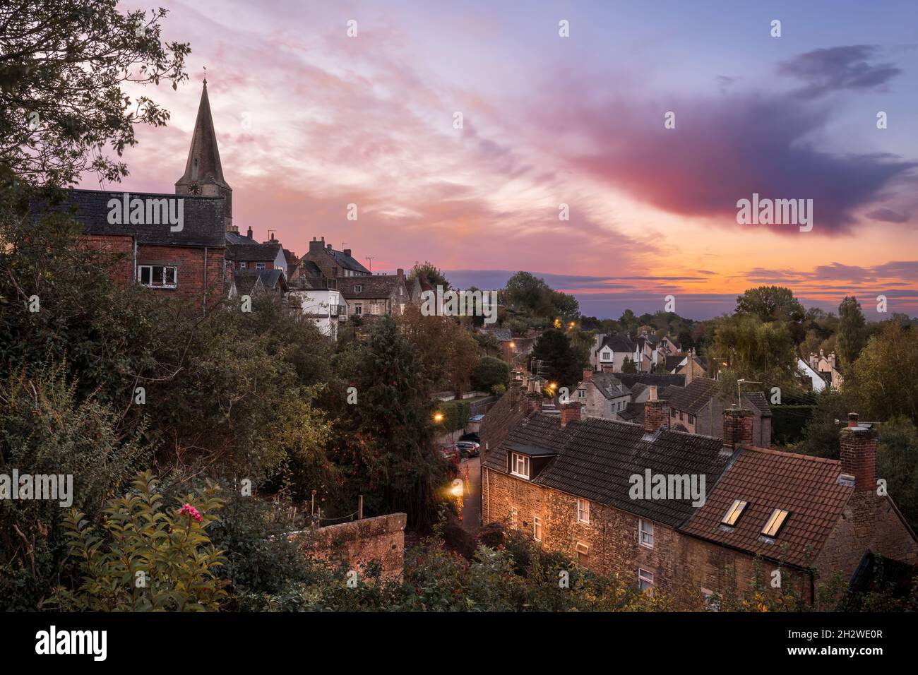 Malmesbury, Wiltshire, Inglaterra. Domingo 24th de octubre de 2021 - Con el amanecer más tarde y los días se acortan mientras nos dirigimos hacia el final del verano británico, la tranquila ciudad de Malmesbury, en la ladera de Wiltshire, se despierta a un maravilloso cielo del amanecer en una suave mañana de domingo. Crédito: Terry Mathews/Alamy Live News Foto de stock