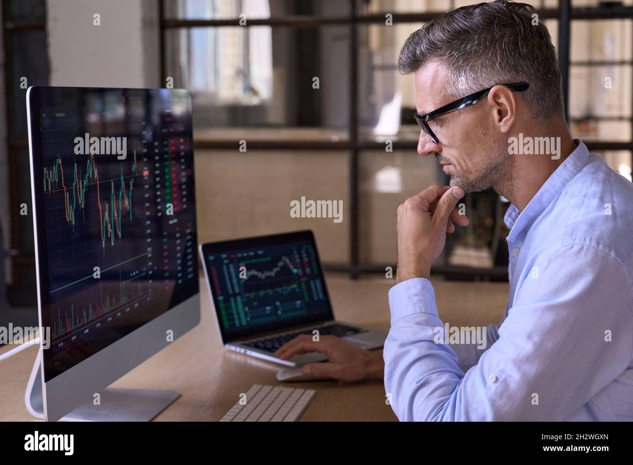 Crypto comerciante inversionista utilizando computadora criptomoneda de mercado de valores. Foto de stock