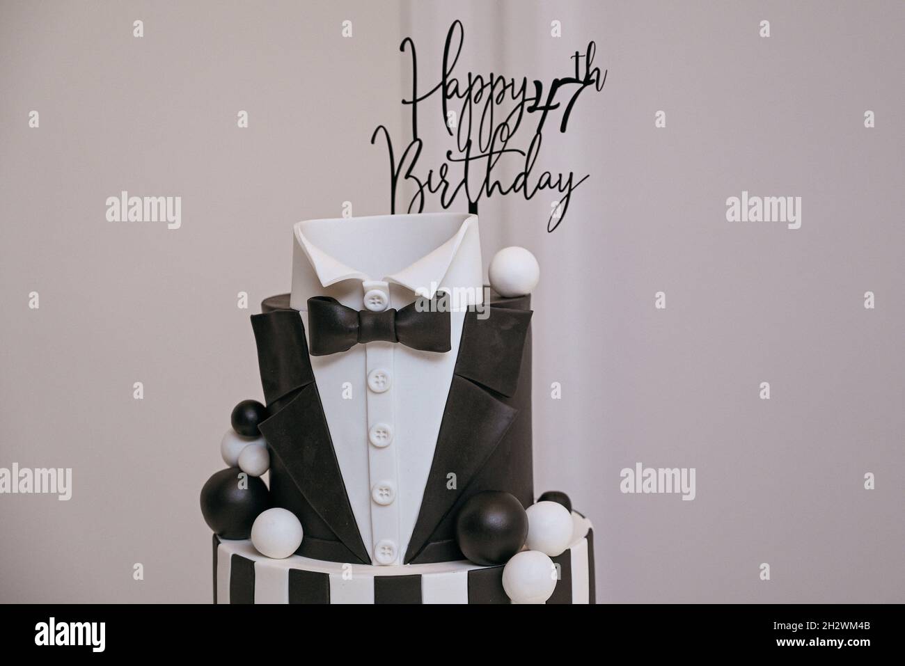 Estar satisfecho Investigación Opaco Pastel de cumpleaños blanco y negro para un hombre adulto con la  inscripción feliz cumpleaños Fotografía de stock - Alamy