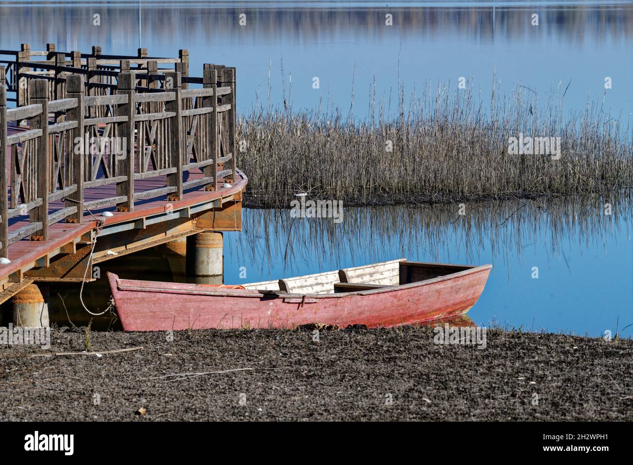 Muelle de barcos en el lago en otoño Foto de stock