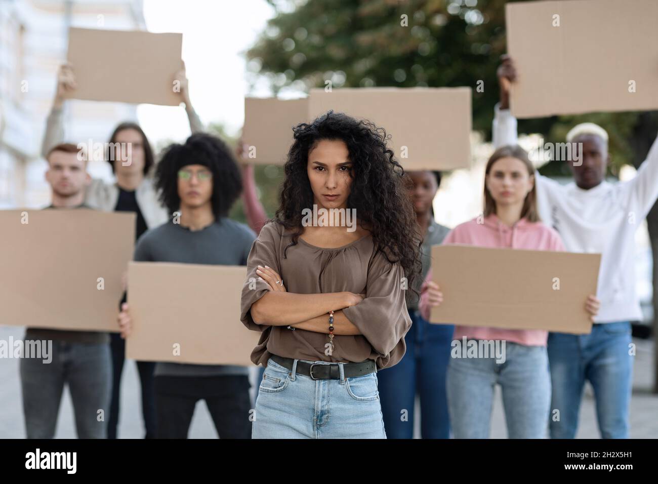 Mujer activa que dirige a un grupo de manifestantes en la calle Foto de stock