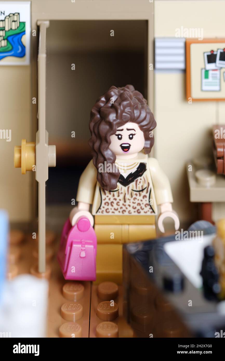 La serie de TV de los Amigos Lego Set personaje Janice, de los apartamentos de los amigos Lego se muestra de pie en el apartamento de los niños. Ella está murmurante OMG. Foto de stock