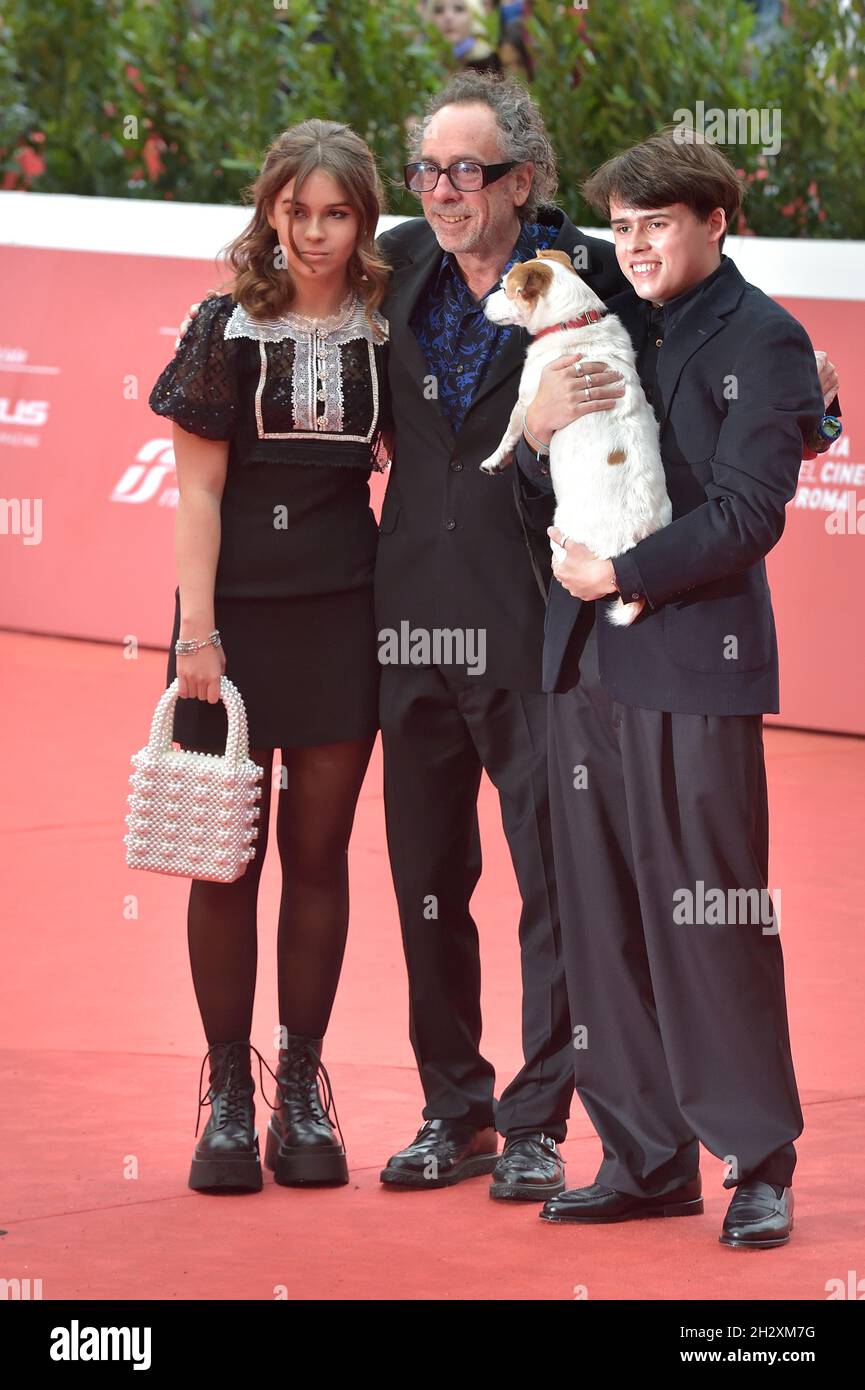Roma, Italia, 23th de octubre de 2021, el director estadounidense Tim Burton  y sus hijos Nell Burton, Billy-Ray Burton en el Festival de Cine de Roma  2021. Tim Burton Close Encounter Moqueta