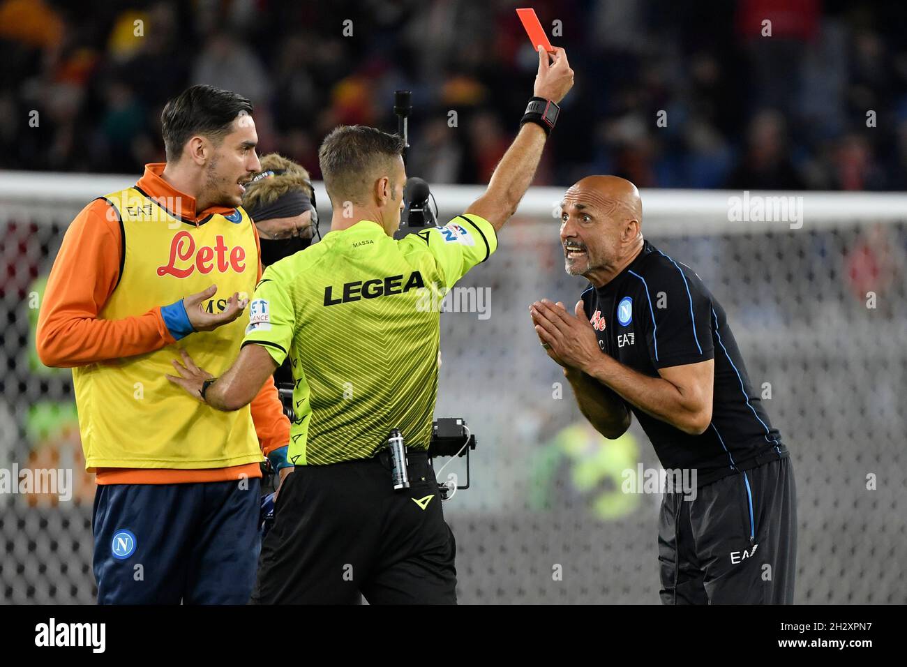 Roma, Italia. 24th Oct, 2021. El árbitro Davide Massa muestra la tarjeta  roja a Luciano Spalletti entrenador del SSC Napoli durante la Serie A  partido de fútbol entre AS Roma y SSC