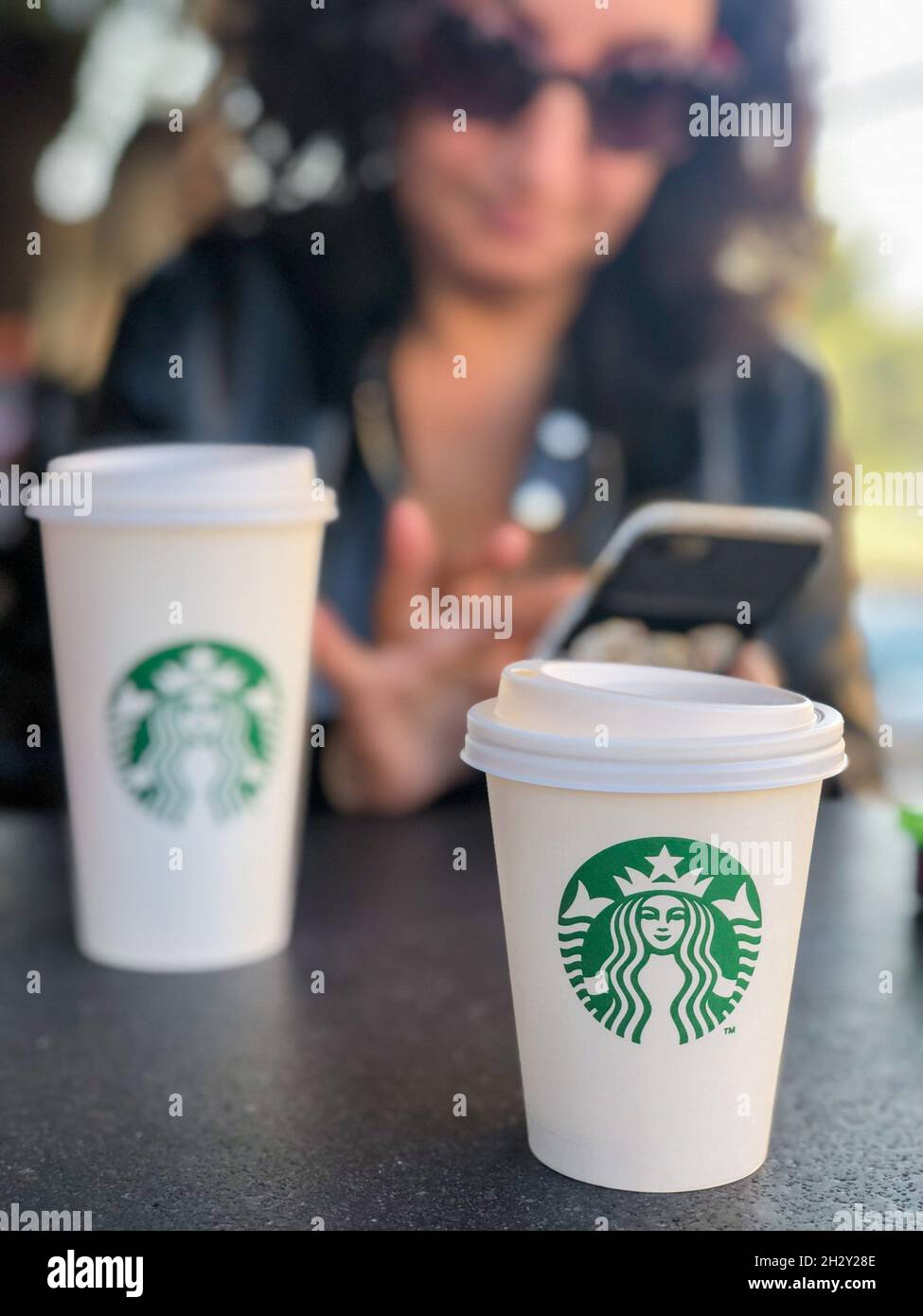 Estambul, Turquía - 21 de octubre de 2021; tazas de café Starbucks para llevar en la mesa en la tienda de Estambul, Turquía. Con enfoque selectivo Foto de stock