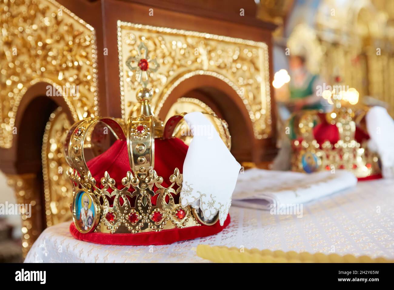 Coronas tradicionales de boda en una iglesia. Corona de boda en la iglesia lista para la ceremonia del matrimonio Foto de stock