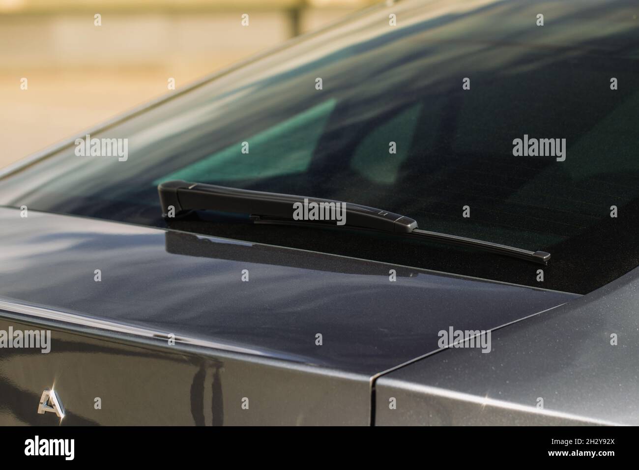 Limpiaparabrisas trasero trasero del coche moderno: fotografía de stock ©  moxumbic #331209548