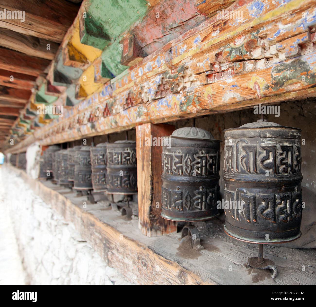 budista muchas ruedas de oración, budismo en Nepal Foto de stock