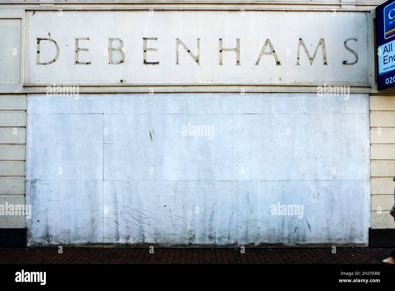 Cerrado Debenhams grandes almacenes ventana encalada. Eastbourne, E. Sussex, Inglaterra, Reino Unido. Foto de stock