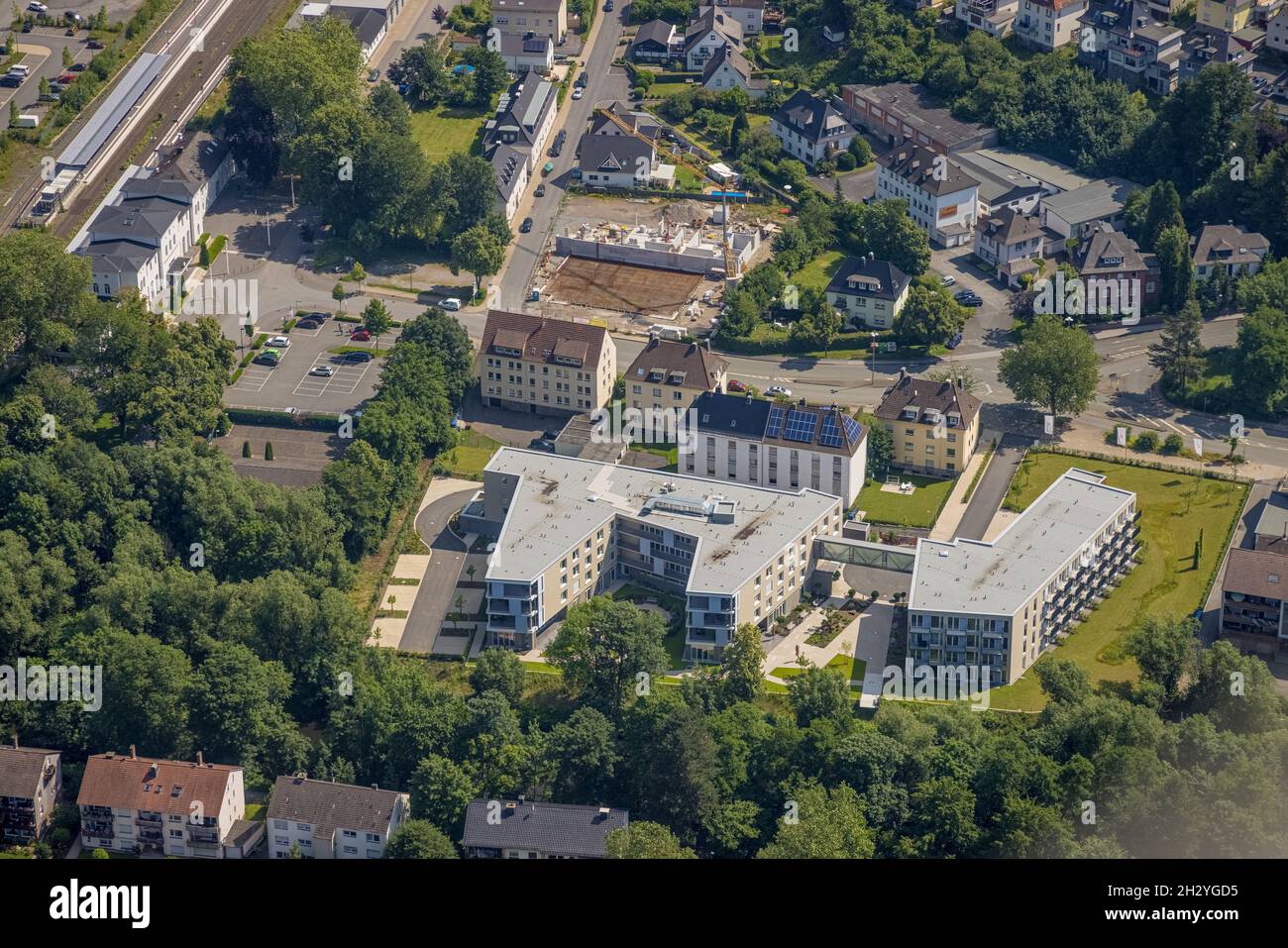 Vista aérea, obra y centro de cuidado de edificios nuevos, complejo de edificios para la vida asistida, Clemens-August-Straße, Arnsberg, Sauerland, North R. Foto de stock