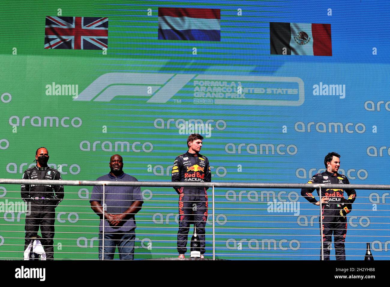 Austin, Texas, Estados Unidos. 24/10/2021, el podio (L a R): Lewis Hamilton  (GBR) Mercedes AMG F1, segundo; Shaquille O'Neal (USA) Ex jugador de  baloncesto; Max Verstappen (NLD) Red Bull Racing, ganador de