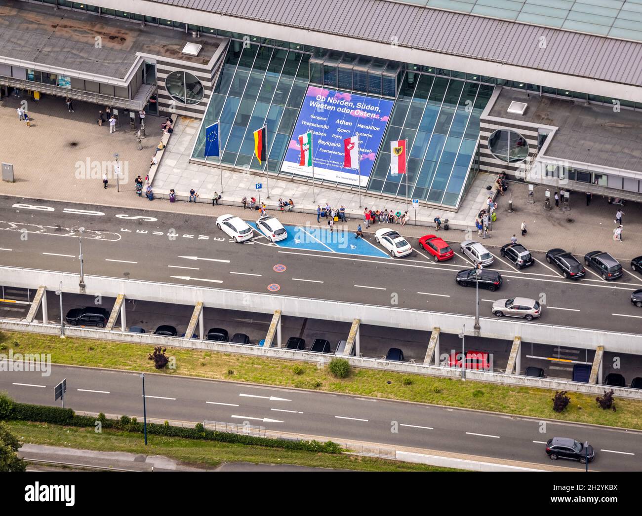 Vista aérea, aeropuerto de Dortmund, nivel de salida, llegada a la derecha del camino, banderas en la entrada del aeropuerto, EDLW, Wickede, Dortmund, área del Ruhr, Rin del Norte-Westp Foto de stock