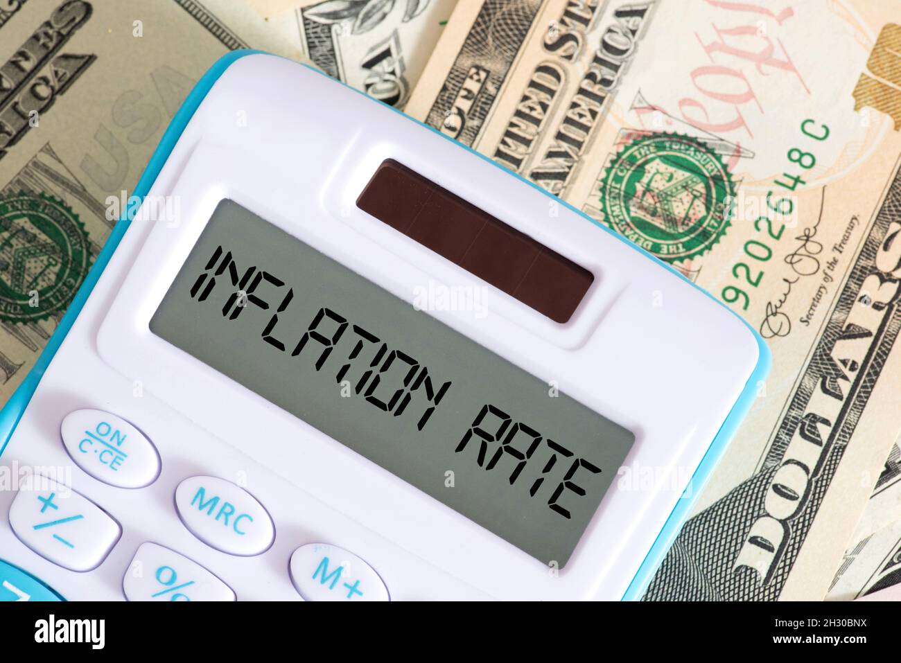 Calculadora, billetes en dólares e inflación en Estados Unidos Fotografía  de stock - Alamy