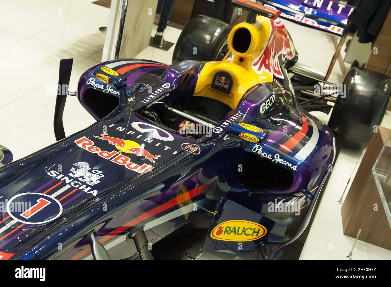 Vista general del coche carreras Infiniti Red Bull F1 en la tienda GEOX, Street, Londres Fotografía de stock - Alamy