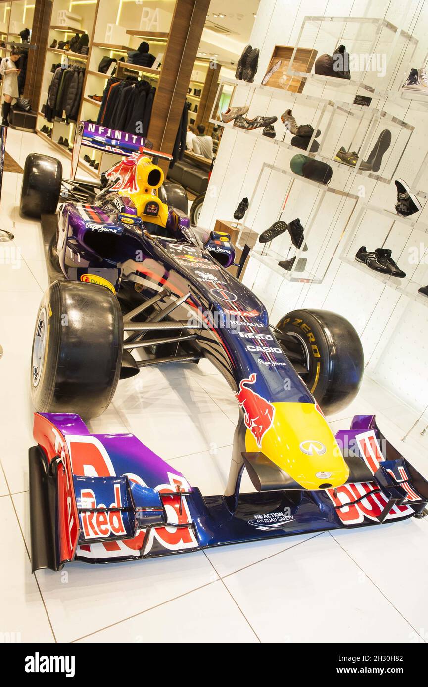 Vista general del coche de carreras Infiniti Red Bull F1 en la tienda GEOX,  Oxford Street, Londres Fotografía de stock - Alamy