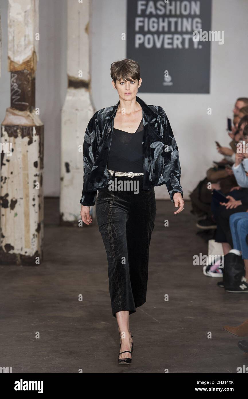 Stella Tennant camina por la pasarela en el desfile Fashion Fighting  Poverty Catwalk de Oxfam en On/Off, The Bargehouse, Oxo Tower, Londres  Fotografía de stock - Alamy