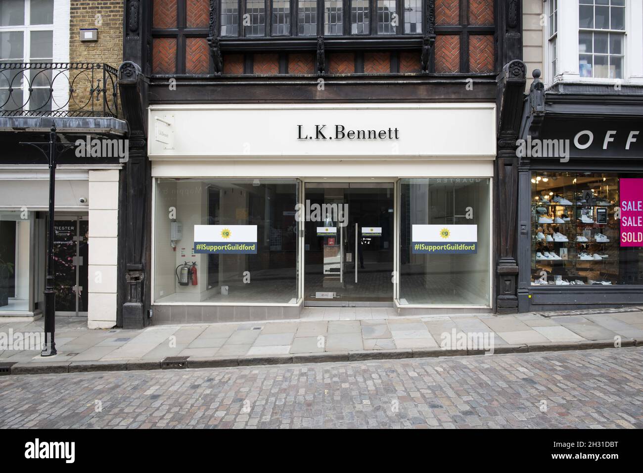 La tienda de L K Bennett está vacía mostrando signos de que la empresa está luchando contra los efectos del brote de Coronavirus, Guildford High Street, Surrey. Fecha de la foto: Miércoles 13th de mayo de 2020. El crédito de la foto debe ser: David Jensen/EMPICS Entertainment Foto de stock