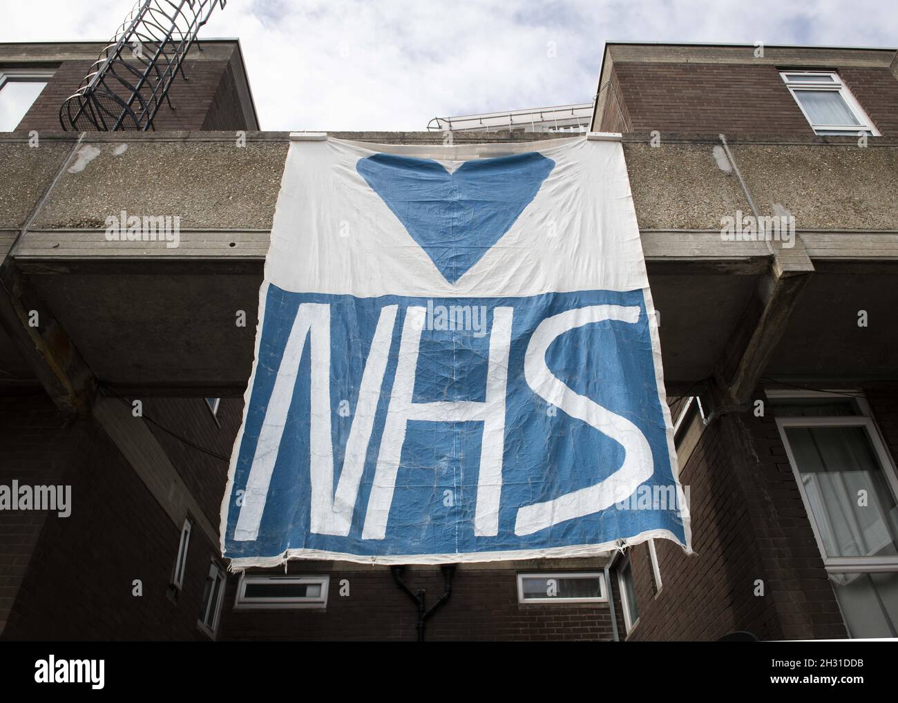 El letrero de apoyo del NHS se muestra en el lateral del edificio durante la pandemia de Coronavirus, Vauxhall, Londres. Fecha de la foto: Domingo 17th de mayo de 2020. El crédito de la foto debe ser: David Jensen/EMPICS Entertainment Foto de stock