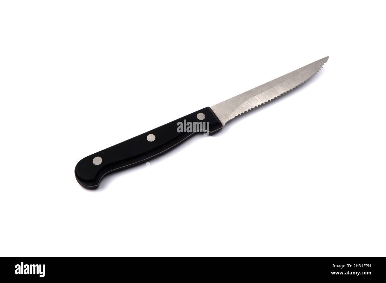 un cuchillo pequeño con puntas, aislado sobre fondo blanco. Foto de stock