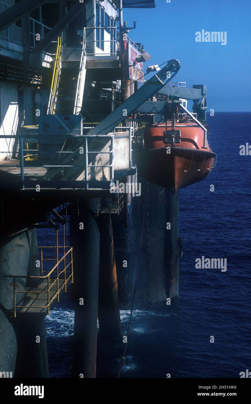 Salvavidas y plataformas, equipo de perforación semisumergible costa afuera SEDCO 700, perforación de pozos en el Mar Celta en 1987, costa afuera de Cork, República de Irlanda Foto de stock
