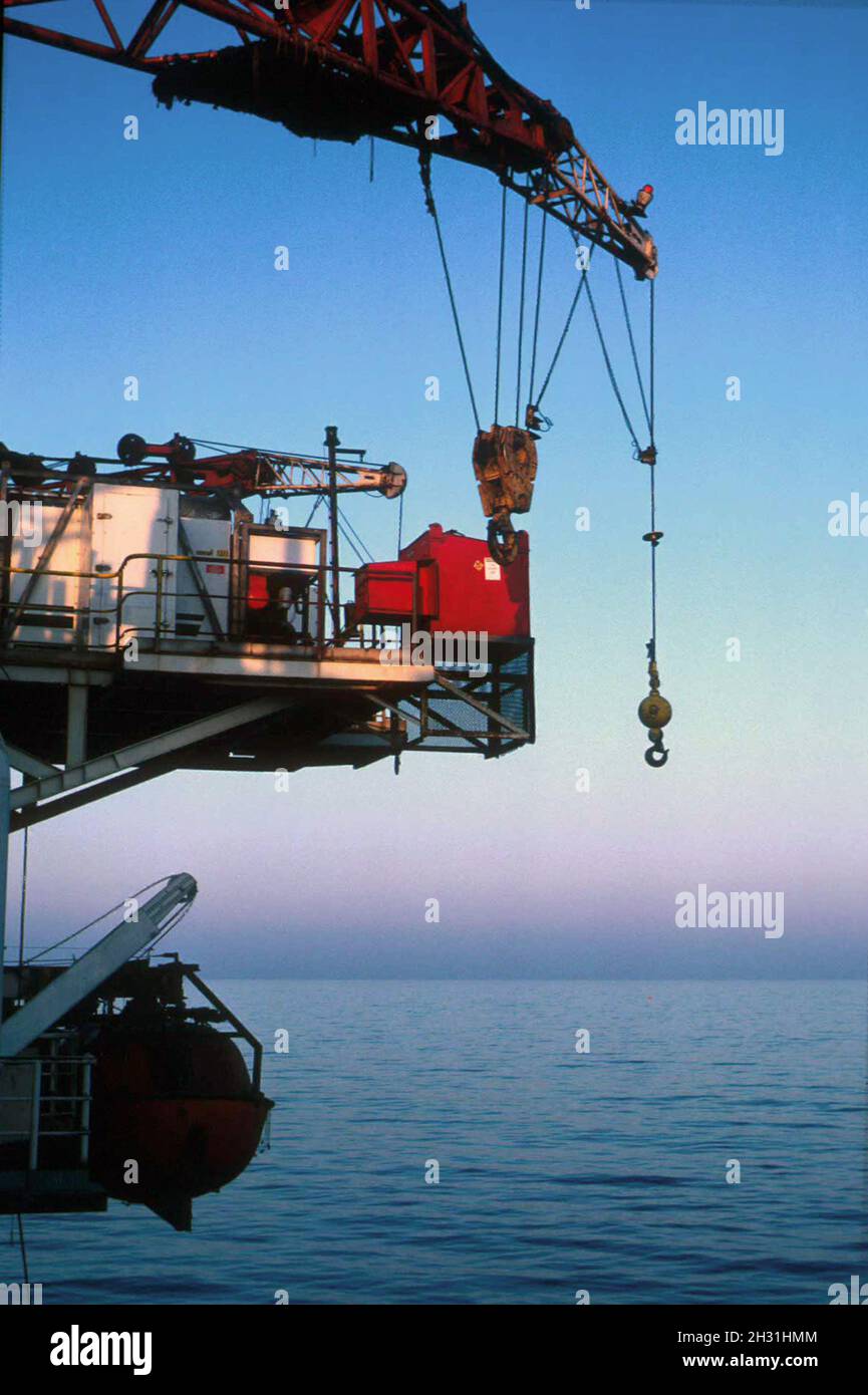 Grúa, equipo de perforación semisumergible costa afuera SEDCO 700, pozo de perforación en el Mar Celta en 1987, costa afuera de Cork, República de Irlanda. Europa Foto de stock