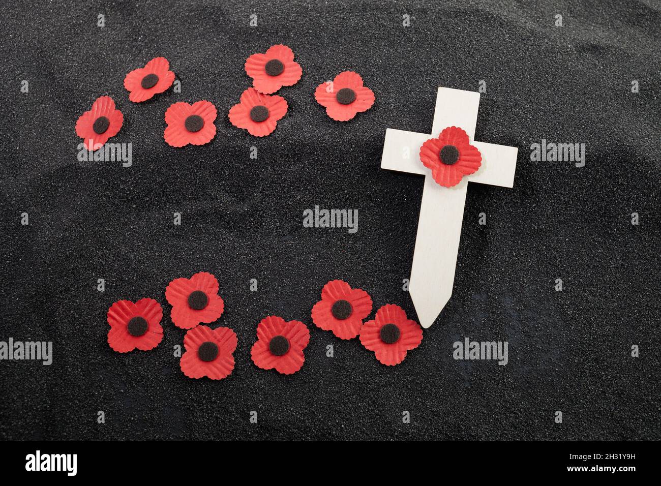 Día De La Conmemoración De La Guerra Mundial. La Amapola Roja Es Símbolo De  Recuerdo De Los Caídos En La Guerra. Amapolas Rojas Sobre Fondo De Piedra  Oscura Fotos, retratos, imágenes y