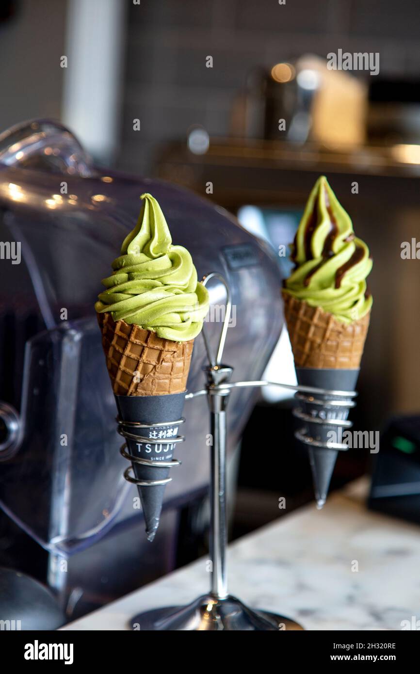 Green matcha suave helado de servir en Tsujiri, Hawley Wharf, Camden, Londres, Reino Unido Foto de stock