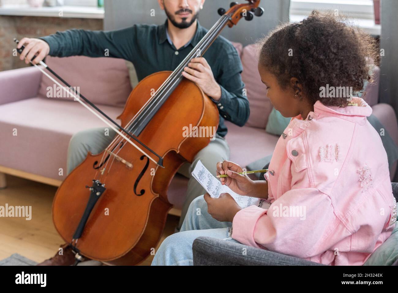Hombre Tocando Cello Fotos e Imágenes de stock - Página 3 - Alamy