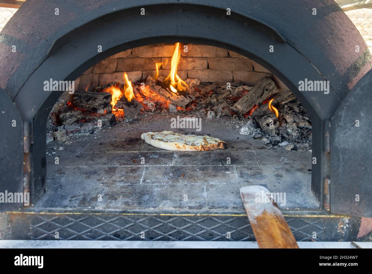 Estufa De Leã±a Italiana Fotos e Imágenes de stock - Alamy