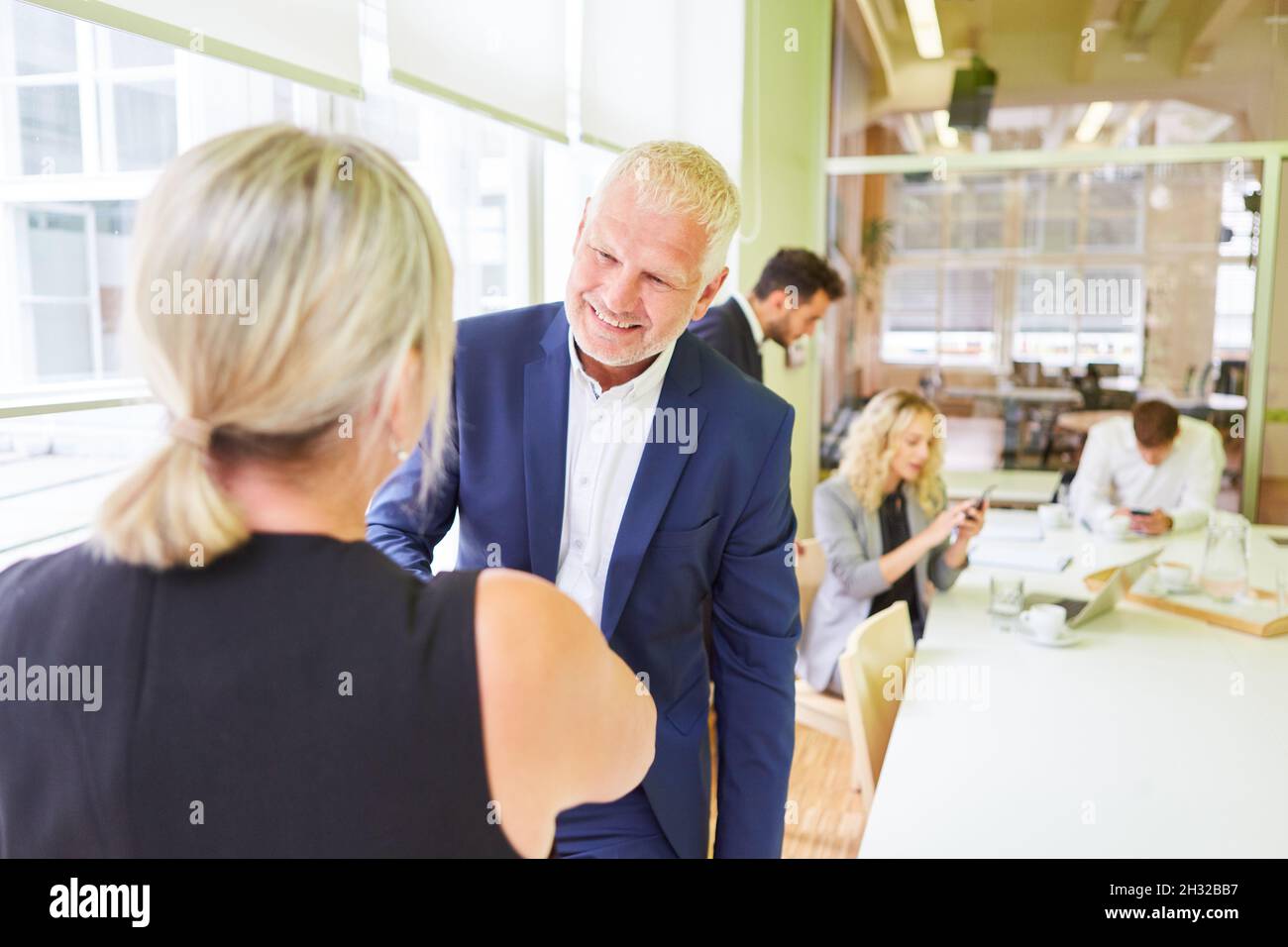 Los empresarios sacuden las manos en el saludo o la felicitación en la oficina Foto de stock