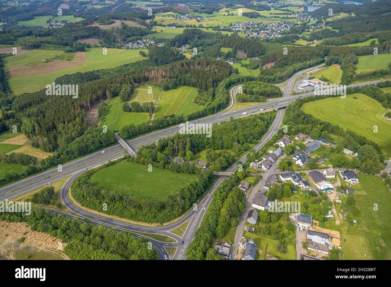 Vista aérea, cruce de autopista Drolshagen, autopista A45 con gasolinera y rotonda de árboles, Germinghausen, Drolshagen, Sauerland, Rin del Norte-Wes Foto de stock