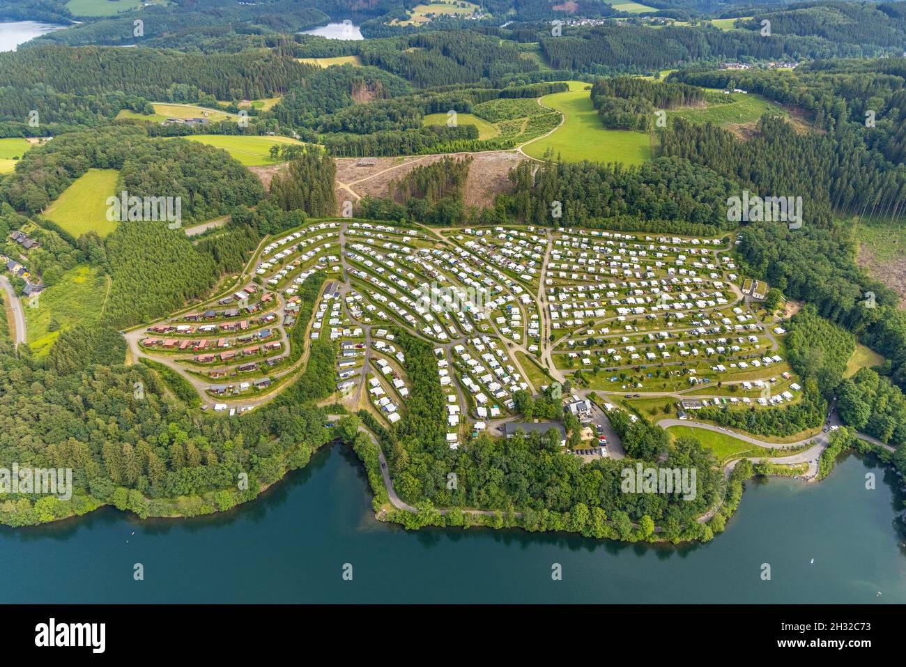 Vista aérea, presa Lister, Camping Gut Kalberschnacke, Waldschaden, Herpel, Drolshagen, Sauerland, Renania del Norte-Westfalia, Alemania, camping, camping sit Foto de stock