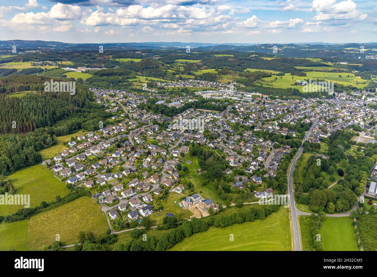 Vista aérea, vista local Drolshagen, Sauerland, Renania del Norte-Westfalia, Alemania, DE, Drolshagen, Europa, visión distante, impuesto sobre la propiedad, paisaje montañoso, r Foto de stock