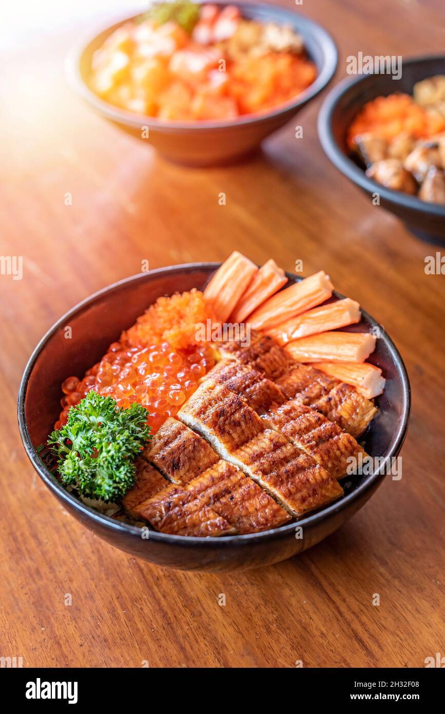 Anguila japonesa a la parrilla servida sobre arroz en un tazón Foto de stock