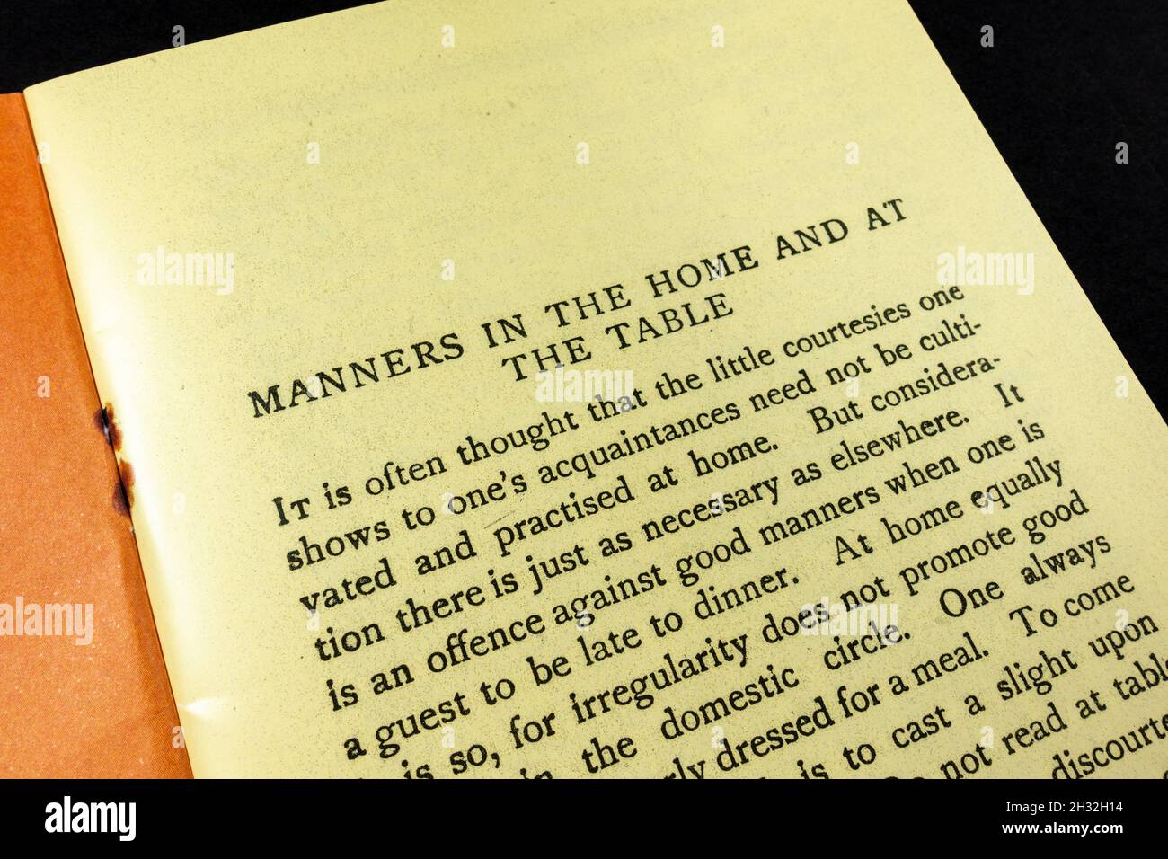 'Modales en la casa y en la mesa' capítulo dentro del folleto 'Etiquette in Everyday Life' de 1920 (réplica). Foto de stock