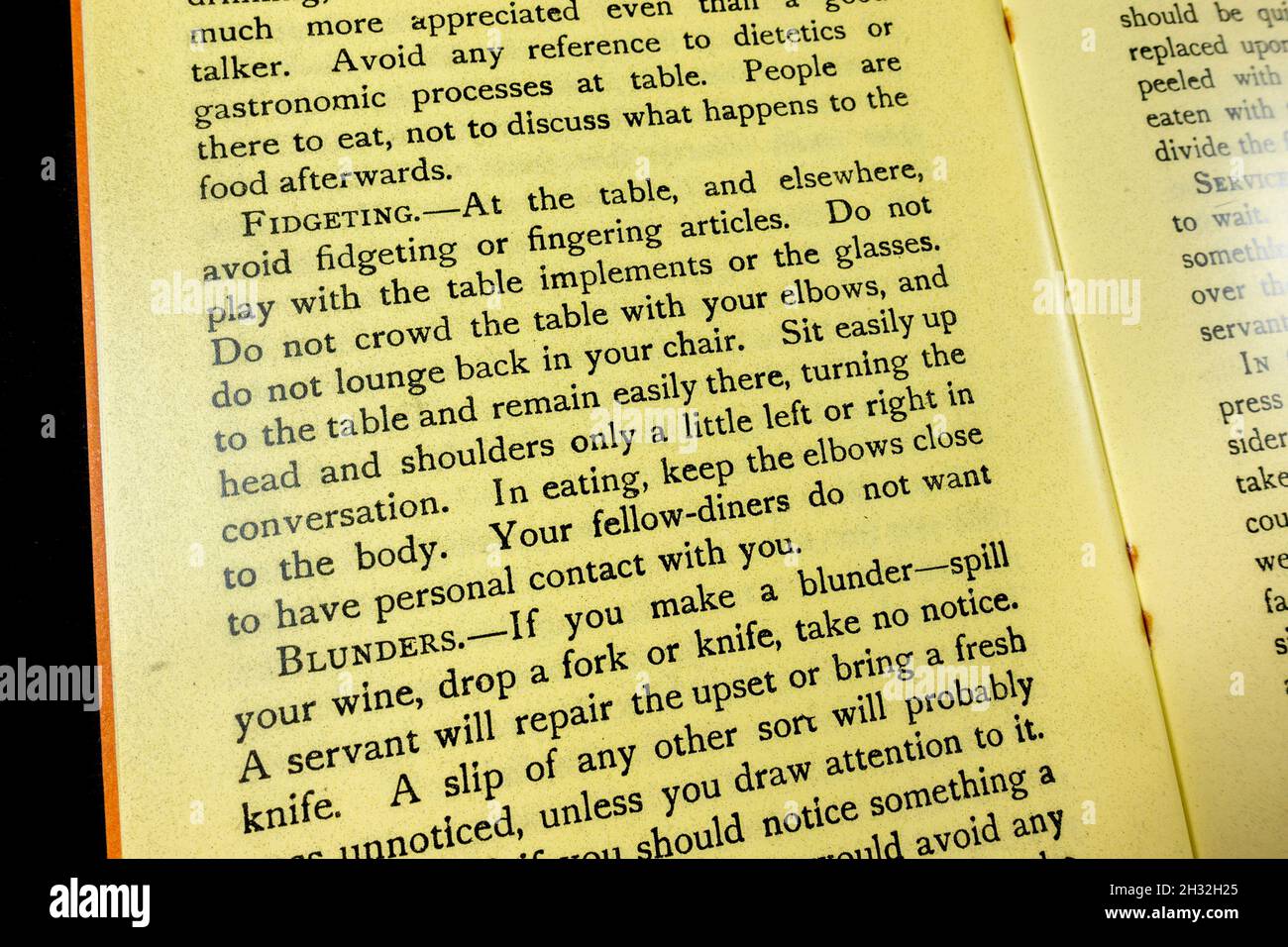'Fidgeting' y 'blunders' en el capítulo 'Modales en el hogar y en la mesa', folleto 'Etiquette in Everyday Life' de 1920 (réplica). Foto de stock